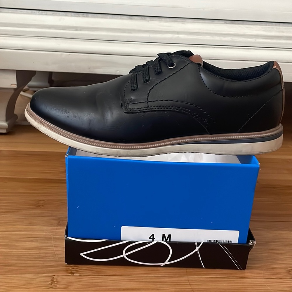 Black shoes size 4